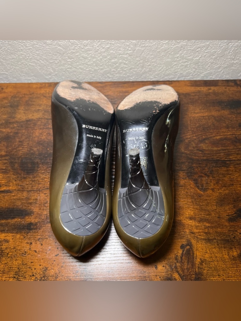 BURBBERY Womens Patent Leather Pumps - Picture 5 of 8